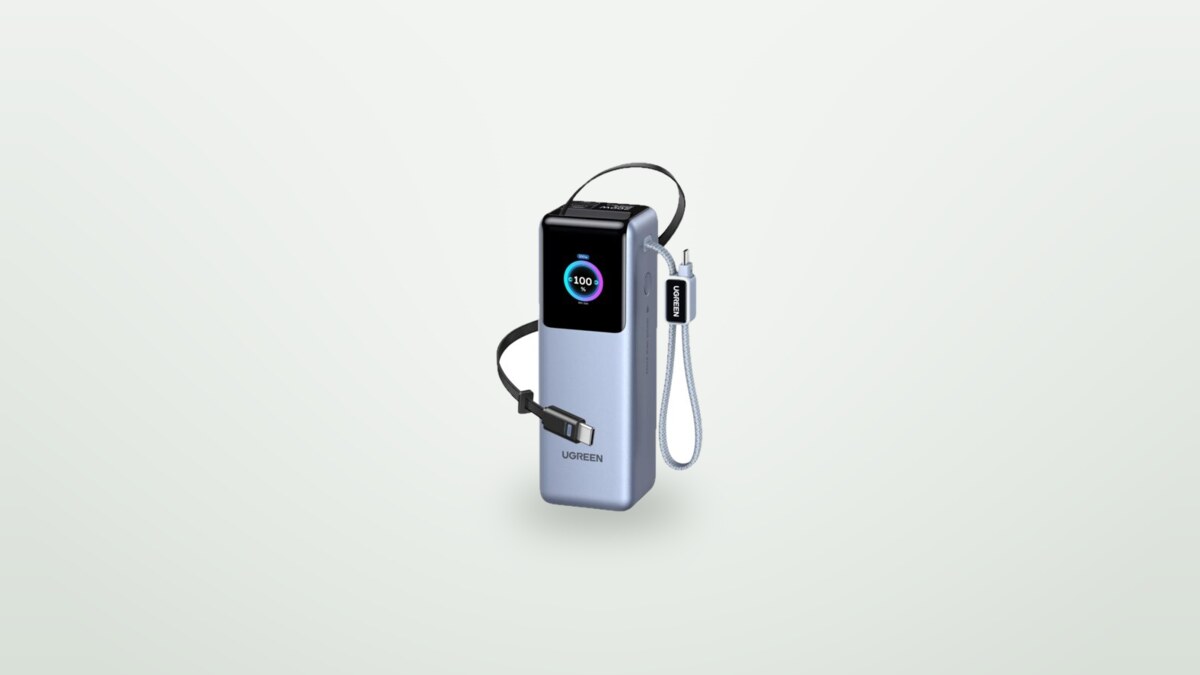 Externer Akku Ugreen Nexode Pro 200W mit seinen zwei integrierten USB-C-Kabeln vor hellem Hintergrund