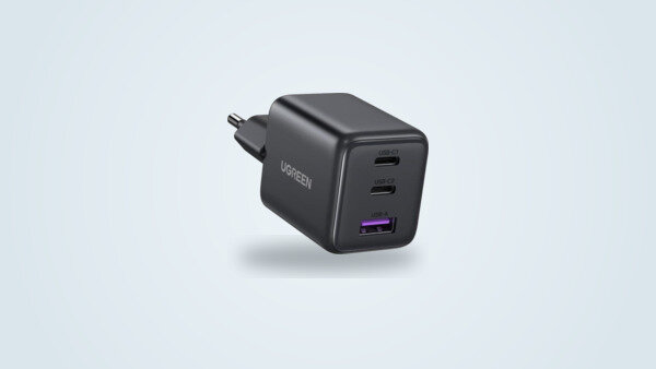 Chargeur secteur Ugreen Zapix 30W noir de trois quarts, deux ports USB-C et un port USB-A visibles sur la tranche