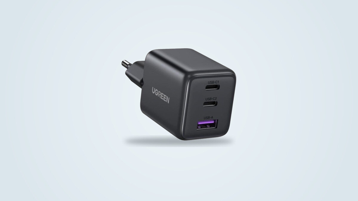 Chargeur secteur Ugreen Zapix 30W noir de trois quarts, deux ports USB-C et un port USB-A visibles sur la tranche