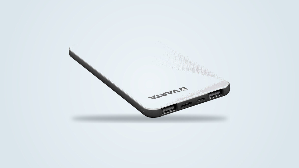 Weisse Varta Energy 5000 Powerbank schräg von vorne, USB-A-, USB-C- und Micro-USB-Anschlüsse an der Kante sichtbar