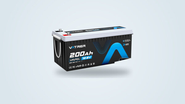 Batterie Vatrer Power 200Ah LiFePO4 Bluetooth aus drei Vierteln gesehen, schwarzes Gehäuse mit Tragegriff und M8-Schraubpolen