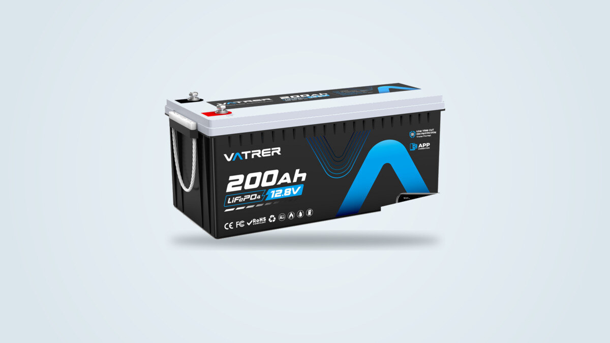 Batterie Vatrer Power 200Ah LiFePO4 Bluetooth aus drei Vierteln gesehen, schwarzes Gehäuse mit Tragegriff und M8-Schraubpolen