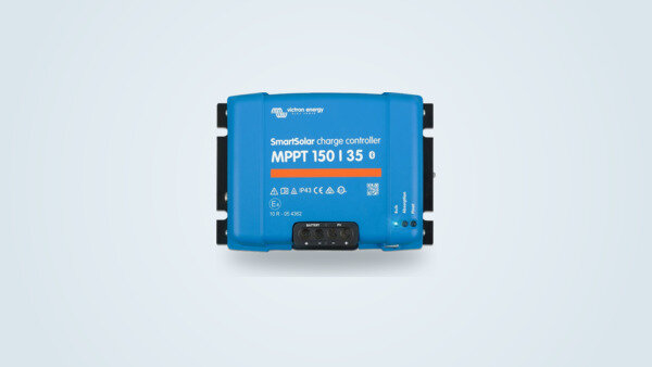 Régulateur solaire Victron SmartSolar MPPT 150/35 vu de face sur fond clair, bornier batterie et PV visible