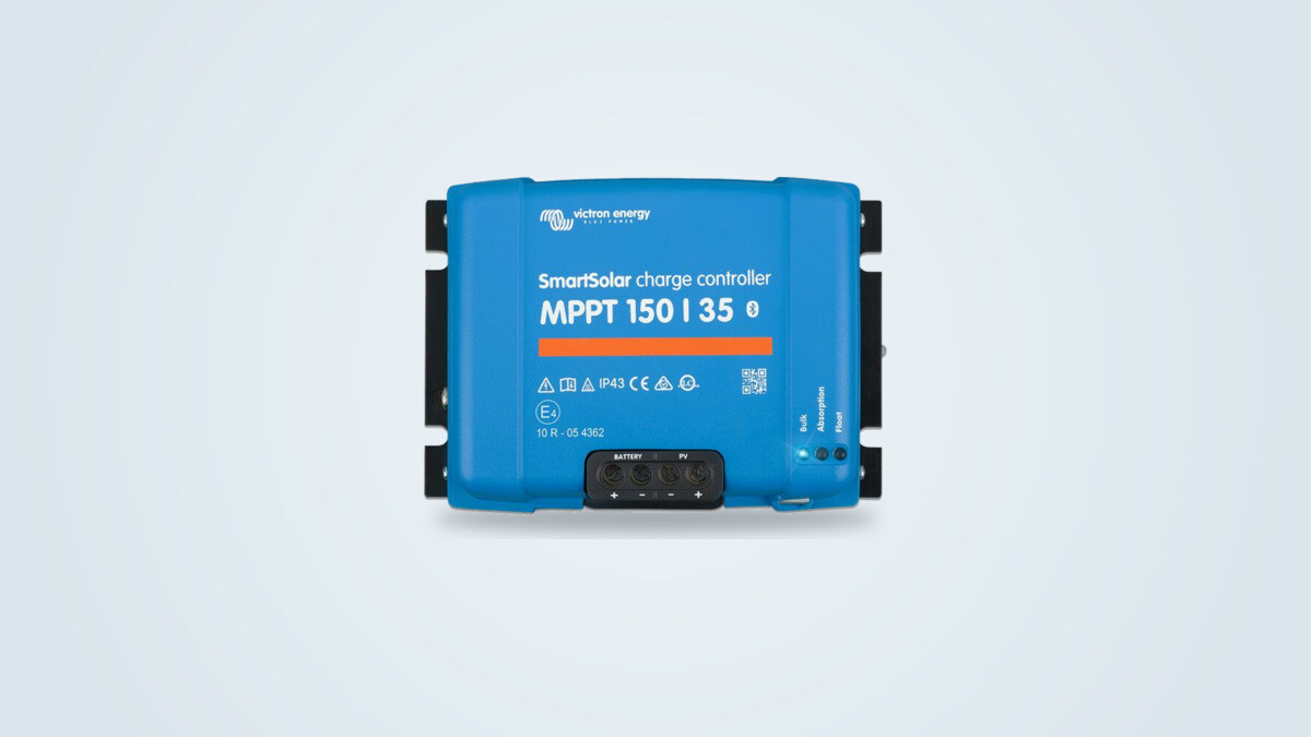 Régulateur solaire Victron SmartSolar MPPT 150/35 vu de face sur fond clair, bornier batterie et PV visible