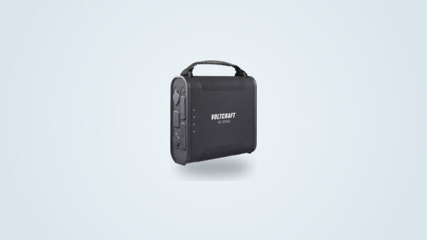 Power bank Voltcraft VC-GP40 vista de tres cuartos, con asa de transporte y tomas de 12 V, USB-C y USB-A visibles en el lateral izquierdo