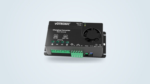 Cargador DC-DC Votronic VCC 1212-30 visto de tres cuartos, con el ventilador y los bornes de conexión visibles