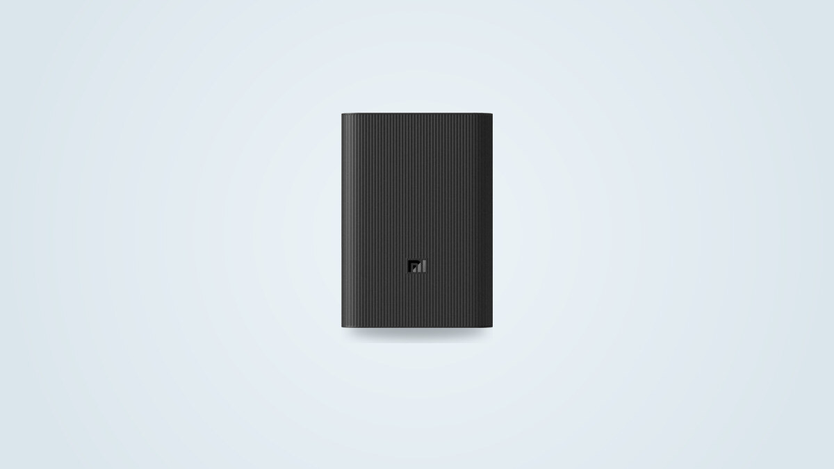 Power bank Xiaomi Mi Power Bank 3 Ultra Compact negra con carcasa estriada vertical, vista frontal sobre fondo degradado claro
