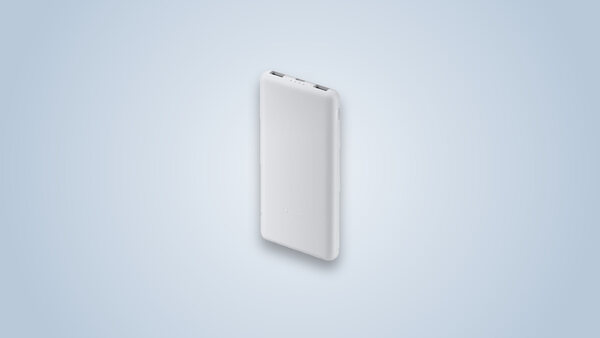 Weiße externe Batterie Xiaomi Power Bank 10000 Lite, zwei USB-Ports oben am Gehäuse sichtbar