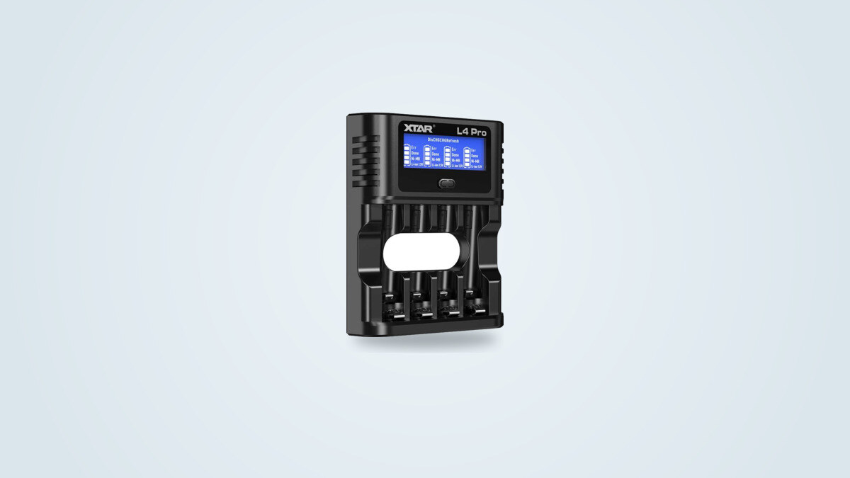 Xtar L4 Pro four-bay battery charger with LCD screen showing the detected chemistry