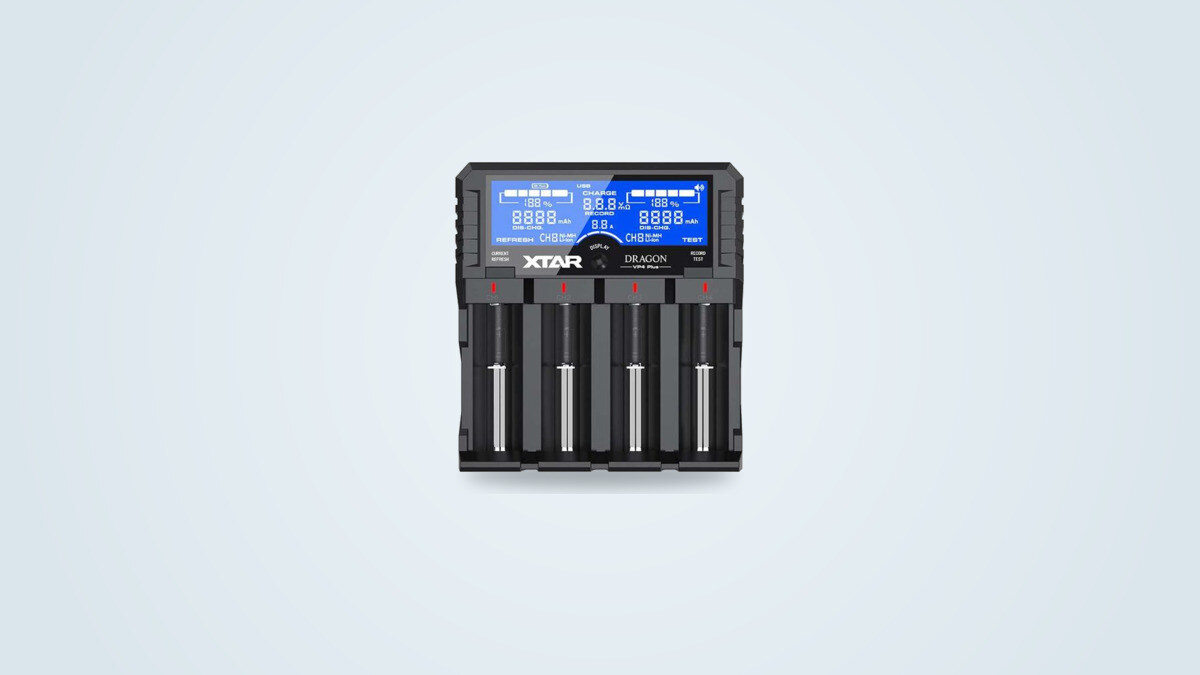 Xtar Dragon VP4 Plus analyzer charger with measurement probes