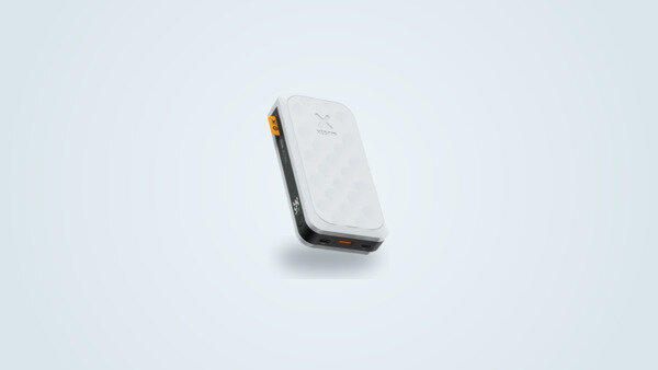 Weiße Powerbank Xtorm FS5200 schräg von vorne, LED-Display mit Ladestandsanzeige in Prozent, vor hellem Verlaufshintergrund