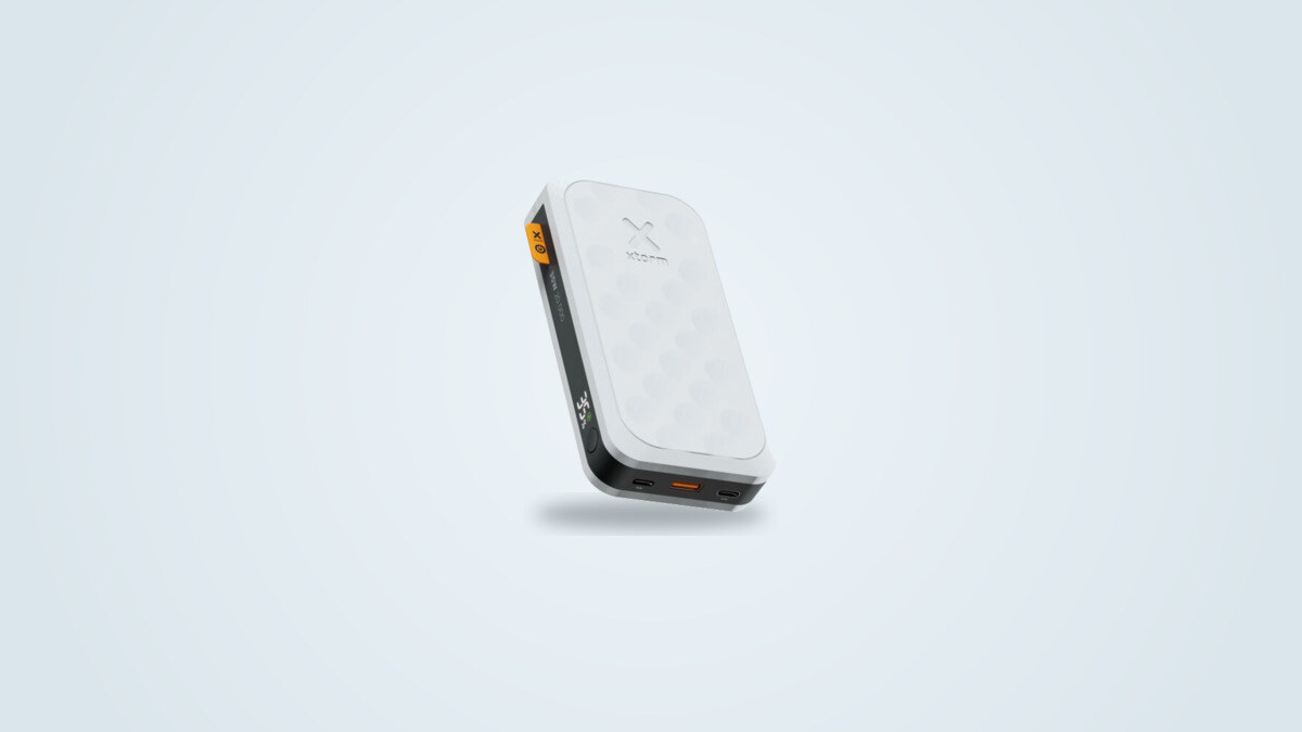 Weiße Powerbank Xtorm FS5200 schräg von vorne, LED-Display mit Ladestandsanzeige in Prozent, vor hellem Verlaufshintergrund