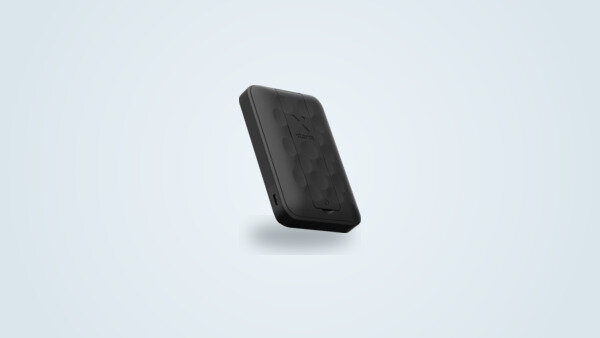 Power bank magnetico Xtorm FS5W101 visto di tre quarti, motivo a nido d'ape nero e logo Xtorm visibili, cavalletto ripiegato sotto la scocca