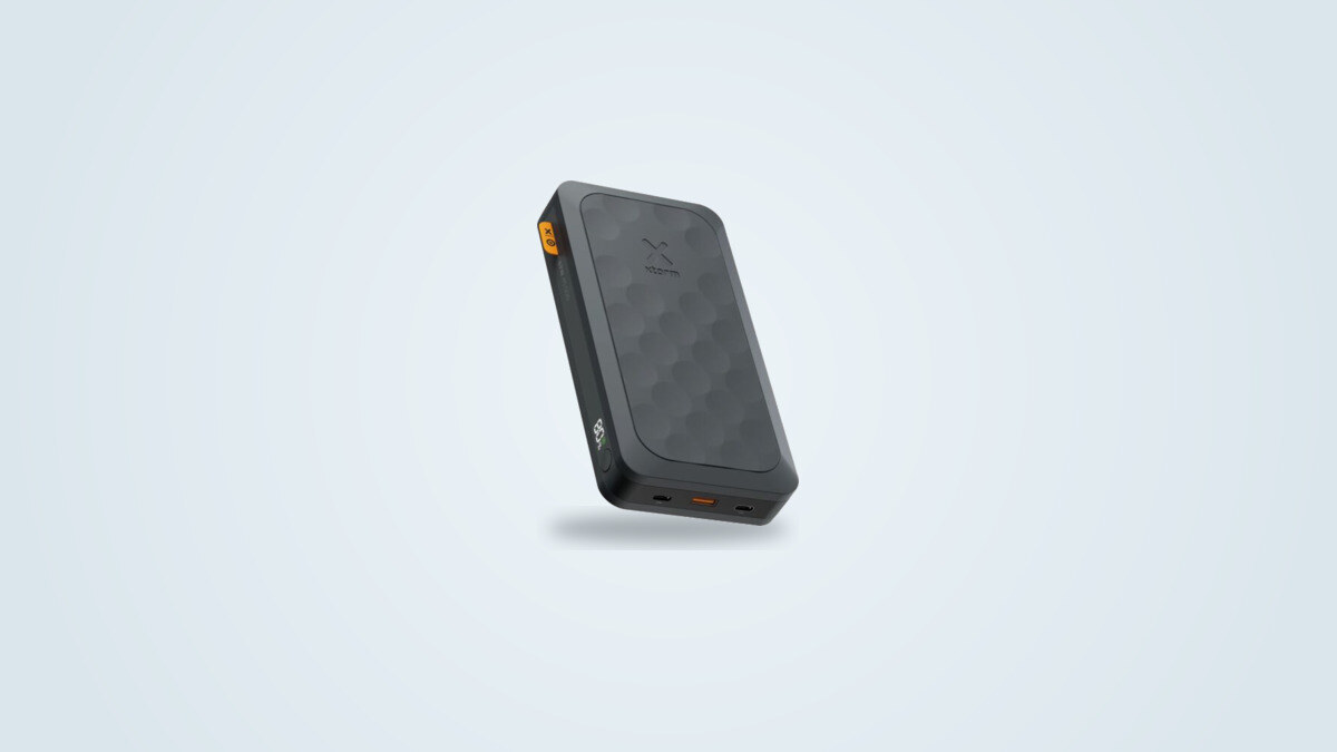 Power bank Xtorm Fuel Series 5 67 W 45.000 mAh vista di tre quarti, porte USB-C e USB-A visibili, display di carica acceso