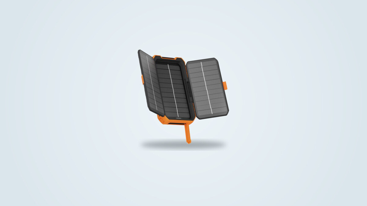 Orange-schwarze Xtorm XR203 Solar-Powerbank, dreiteiliges Solarpanel aufgeklappt, vor hellem Farbverlauf-Hintergrund