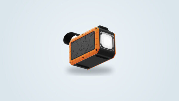 Batterie externe Xtorm XR204 noire et orange, poignée à sangle et lampe torche intégrée visibles, sur fond dégradé clair