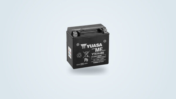 Batería de moto Yuasa YTX14-BS AGM vista de tres cuartos sobre fondo claro, etiqueta 12 V 12,6 Ah 200 A visible