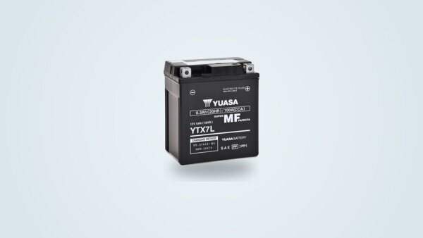 Batería de moto Yuasa YTX7L-BS AGM vista de tres cuartos sobre fondo claro, etiqueta 12 V 6,3 Ah 100 A visible