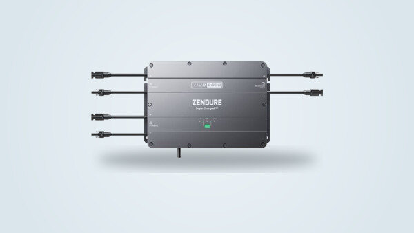 Zendure Hub 2000, hub solare da balcone con cavi PV e uscita per microinverter, visto di fronte su sfondo chiaro