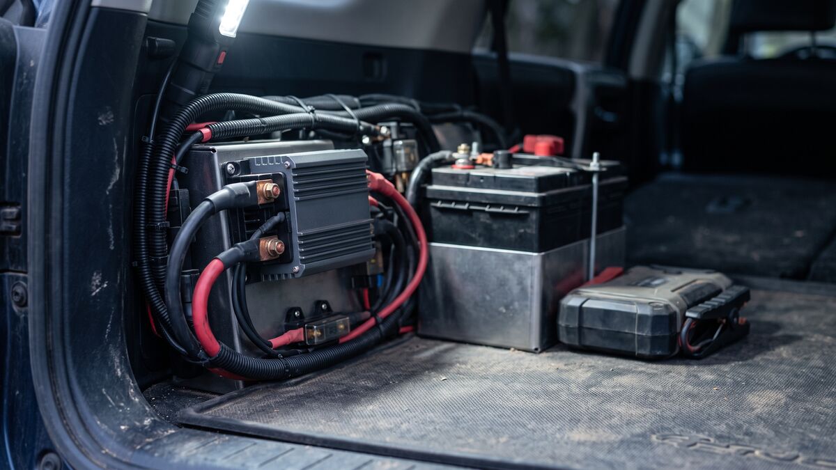 Stilisiertes Batterie-und-Blitz-Symbol als Sinnbild für die elektrische Zuverlässigkeit eines Fluchtfahrzeugs